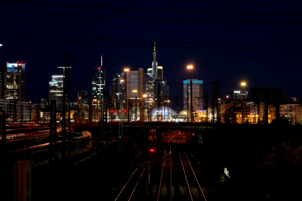 Frankfurt am Main main station from Camberger Brücke at night 2020-03-22 05