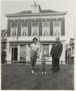 Frans en Piet Koster voor hun Cabaret aan de Raamvest hoek Gedempte Raamgracht. NL-HlmNHA 54010671