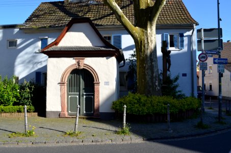 Frankfurt-Zeilsheim, Kapelle und Kruzifix Pfaffenwiese gegenüber Nr. 1