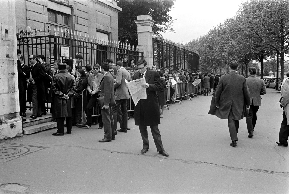 Frankrijk. Mensen wachten bij Assemblee Nationale, Bestanddeelnr 921-3956