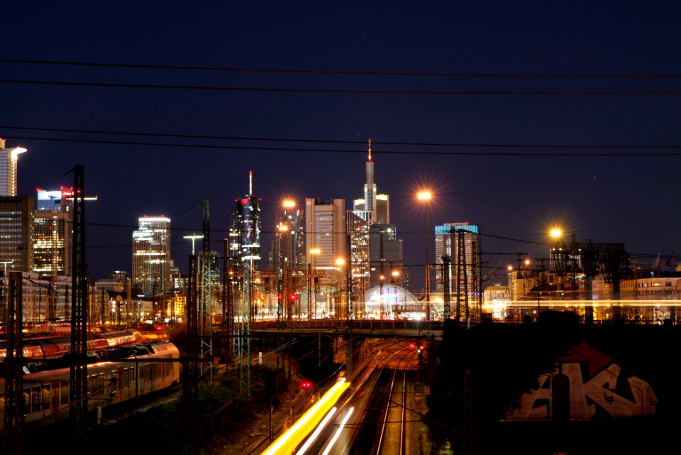Frankfurt am Main main station from Camberger Brücke at night 2020-03-22 07
