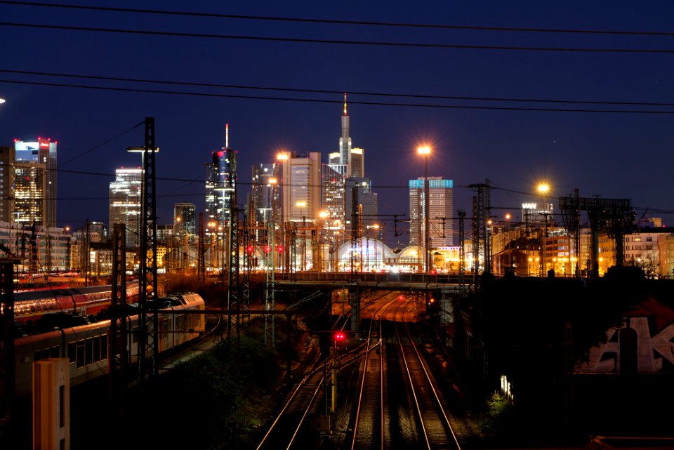 Frankfurt am Main main station from Camberger Brücke at night 2020-03-22 04