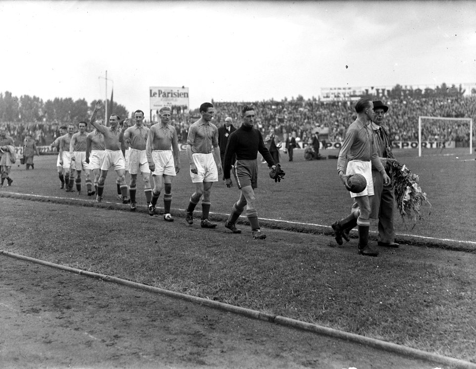 Frankrijk tegen Nederland 4-0. Nederlands elftal betreedt het veld oneder aanv…, Bestanddeelnr 902-1841