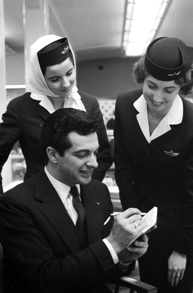 Frankie Vaughan op Schiphol Stewardessen krijgen handtekeningen, Bestanddeelnr 913-6113