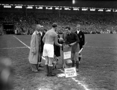 Frankrijk tegen Nederland 4-0. Uitwisselen van vaantjes tussen de aanvoerders He, Bestanddeelnr 902-1851