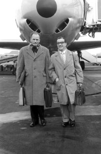 Frankie Vaughan op Schiphol Stewardessen krijgen handtekeningen, Bestanddeelnr 913-6112