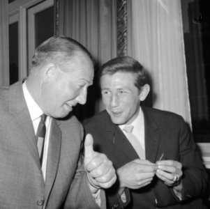 Frans Geurtsen kreeg topscorerspeld, hier met trainer Leslie Talbot, Bestanddeelnr 917-7834