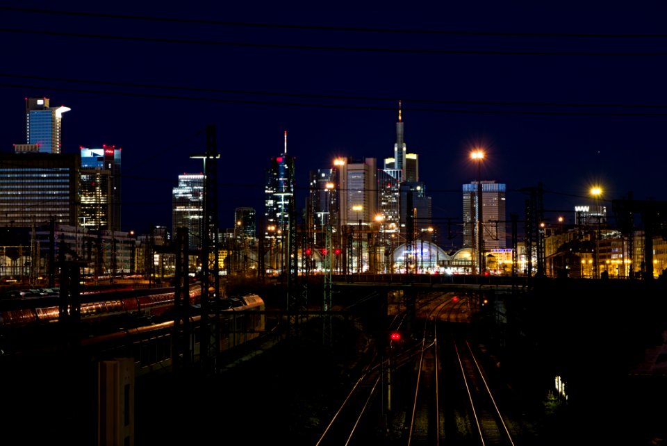 Frankfurt am Main main station from Camberger Brücke at night 2020-03-22 pixel shift 01