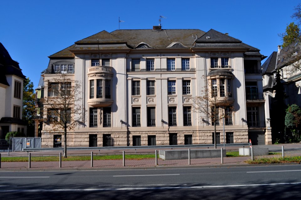 Frankfurt, Zeppelinallee 17