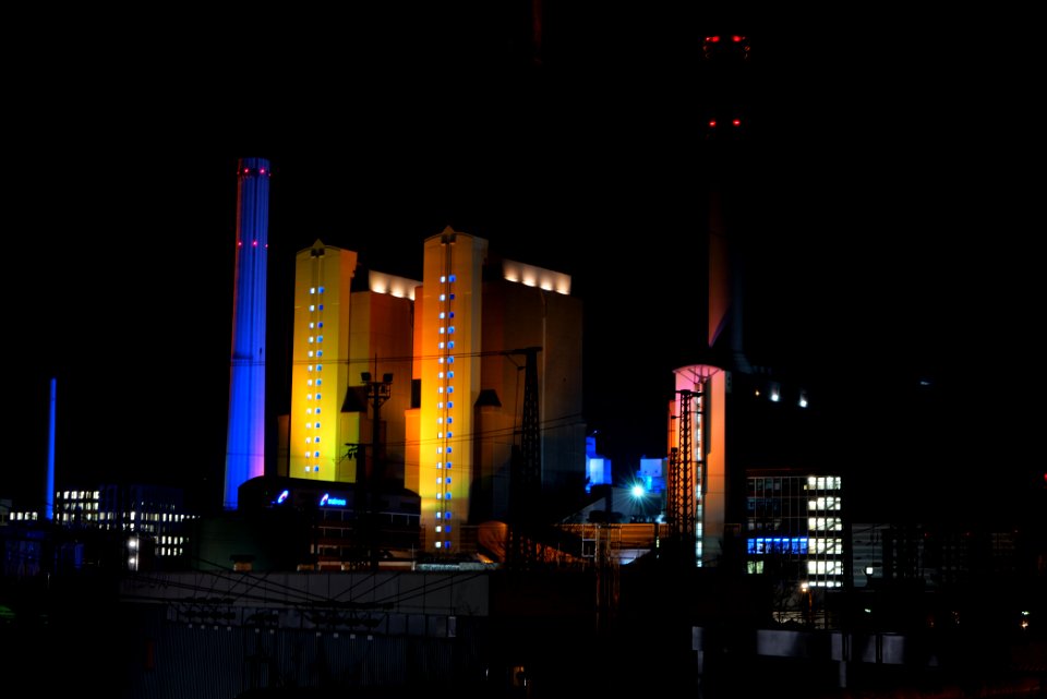 Frankfurt am Main Heizkraftwerk West from Camberger Brücke at night 2020-03-22 01