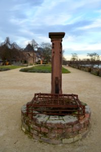 Frankfurt-Höchst, Brunnen am Schloss, Rückseite