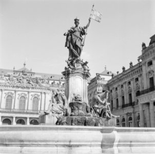 Frankonia-Brunnen gemaakt door Ferdinand von Miller aan de Ehrenhof-zijde van Re, Bestanddeelnr 254-3951