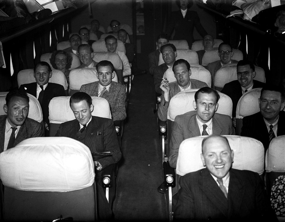 Frankrijk tegen Nederland 4-0. Officials, journalisten en genodigden in het vli…, Bestanddeelnr 902-1842
