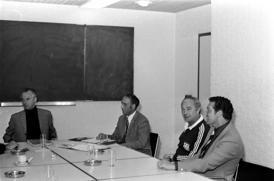 Gesprek over begeleiding Nederlands elftal, navergadering Fadrhonc, Van Zanten e, Bestanddeelnr 926-3929