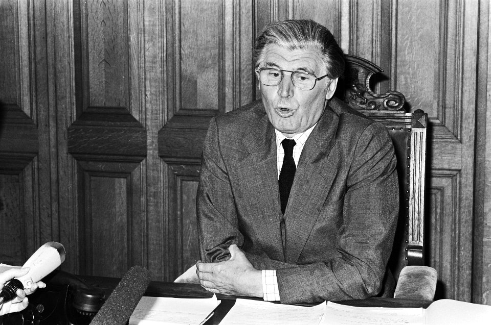 Gesprek bestuur Bloemenhoven en proc gen mr Hartsuiker in gebouw gerechtshof A, Bestanddeelnr 928-6007