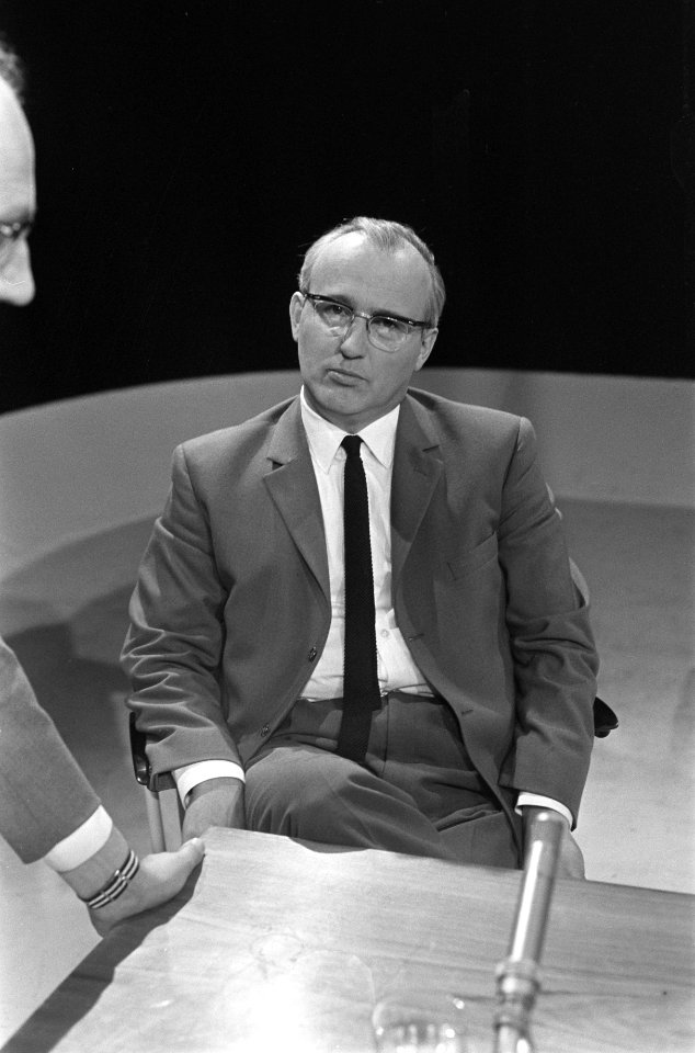 Gesprek met dr. W. Drees in Denkbeeld nr. 5 P. van t Veer , kop, nr. 3 , 4 , Bestanddeelnr 922-0726