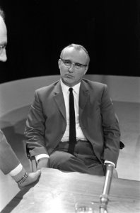 Gesprek met dr. W. Drees in Denkbeeld nr. 5 P. van t Veer , kop, nr. 3 , 4 , Bestanddeelnr 922-0726