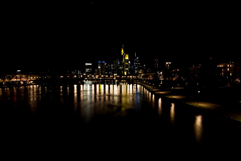 Frankfurt am Main city center from Ignatz-Bubis-Brücke at night 2020-03-22 pixel shift 02