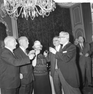 Gerrit Snieder terug in Monnickendam, burgemeester mr. J.F. de Groot overhandigd, Bestanddeelnr 917-5514