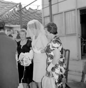 Gesluierde bruid in het gezelschap van vrouwen en mannen, Bestanddeelnr 255-1995