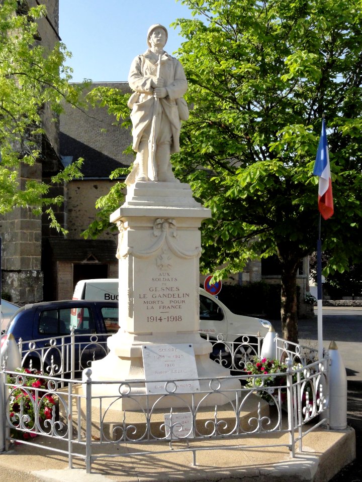 Gesnes-le-Gandelin (Sarthe) monument aux morts