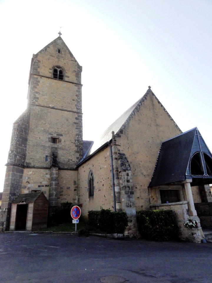 Gesnes-le-Gandelin (Sarthe) église position de la tour par rapport au nef
