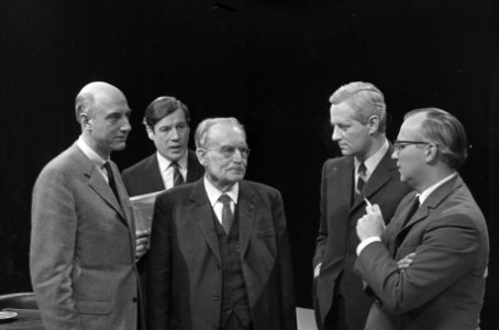 Gesprek met dr. W. Drees in Denkbeeld v.l.n.r. P. van t Veer ( Vrije Volk ), L, Bestanddeelnr 922-0723