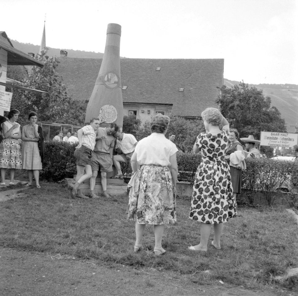 Gespeeld 'einde van het feest' bij een reuzen grote fles als decor, Bestanddeelnr 254-3905