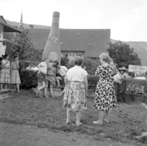 Gespeeld 'einde van het feest' bij een reuzen grote fles als decor, Bestanddeelnr 254-3905