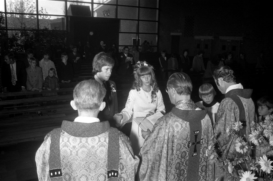 Gerrie Mühren (Ajax) trouwt in kerk met Grietje Mooyer Volendam, Bestanddeelnr 925-1213