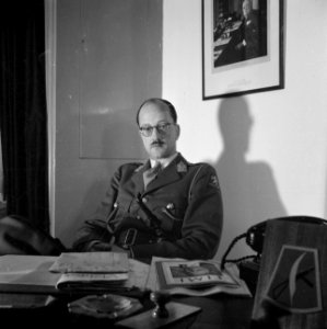 Gerrie van Maasdijk in kapiteinsuniform van de landmacht verbonden aan de staf v, Bestanddeelnr 255-8980
