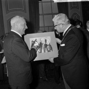 Gerrit Snieder terug in Monnickendam, burgemeester mr. J.F. de Groot overhandigd, Bestanddeelnr 917-5515