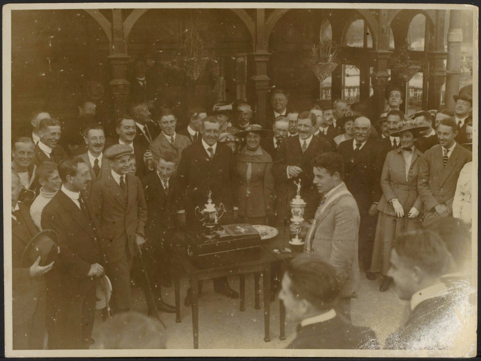 Gerrit Fuhri Snethlage ontvangt de beker roeiwedstrijden op de Amstel 1917., Bestanddeelnr 158-2159