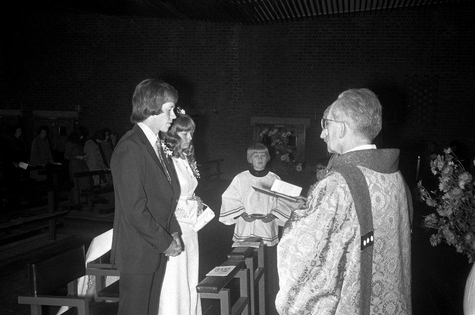 Gerrie Mühren (Ajax) trouwt in kerk met Grietje Mooyer Volendam, Bestanddeelnr 925-1212