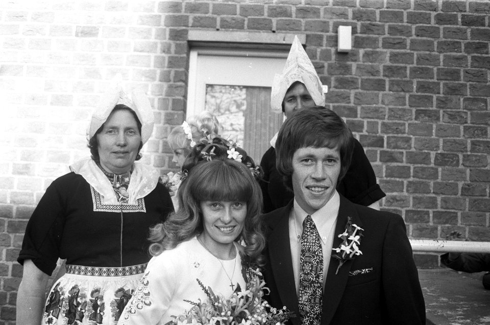 Gerrie Mühren (Ajax) trouwt in kerk met Grietje Mooyer Volendam, bruidspaar met , Bestanddeelnr 925-1208