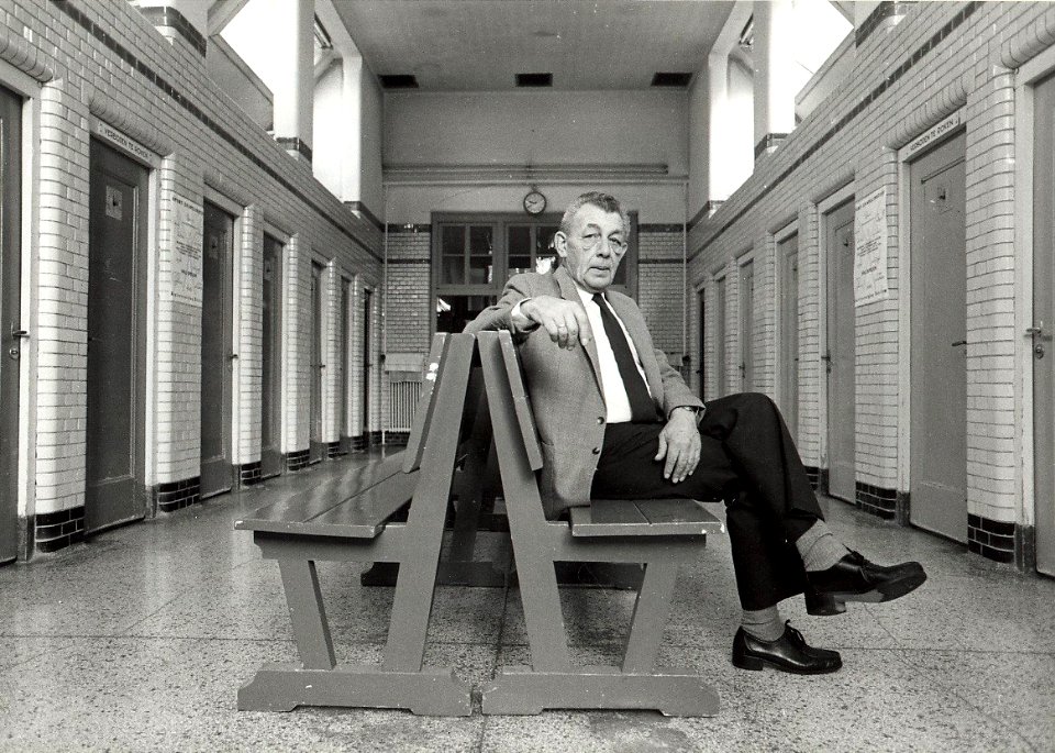 Gerrit de Jong, Haarlems laatste badmeester, in het badhuis aan de Schotersingel. Aangekocht in 1985 van United Photos de Boer bv. - Negatiefnummer 24640 K 13 A. -Gepubliceerd in Haarlems Da, NL-HlmNHA 54016627