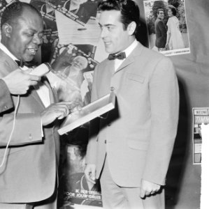 Gert Timmerman ontvangt gouden en diamanten plaat, Louis Armstrong en Gert Timme, Bestanddeelnr 917-8179