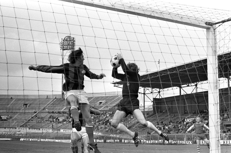 Gerrie Deijkers (links, DWS) in duel met Jan van Beveren (PSV), Bestanddeelnr 925-5975