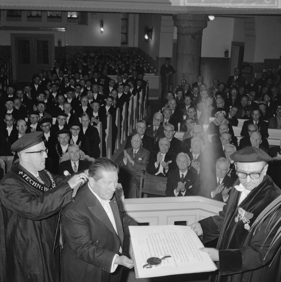 Gerrit Rietveld (l) en prof. J. H. van den Broek (r), Bestanddeelnr 915-9350