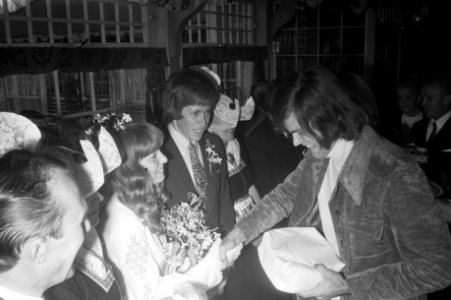 Gerrie Mühren (Ajax) trouwt in kerk met Grietje Mooyer Volendam, Bestanddeelnr 925-1210