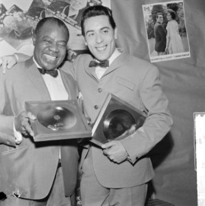 Gert Timmerman ontvangt gouden en diamanten plaat, hier met Louis Armstrong te B, Bestanddeelnr 917-8176