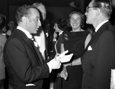 Ingrid Bergmann bezoekt voorstelling My fair Lady . Wim Sonneveld , P. Storm e, Bestanddeelnr 912-2263