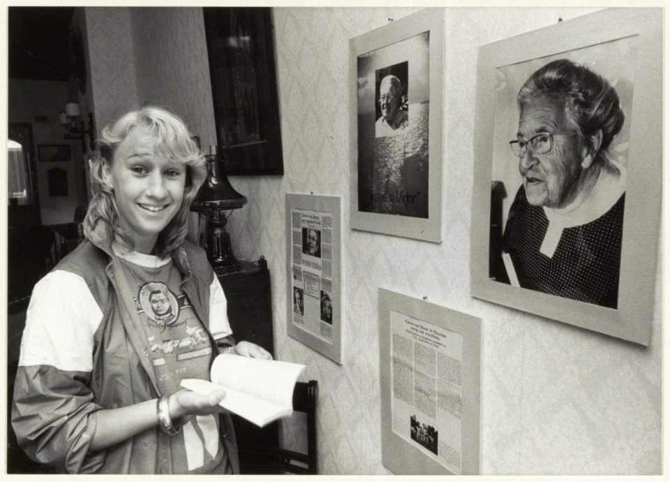 Ingrid Graafstal terug in haar geboortehuis het Corrie ten Boomhuis. augustus 1987. NL-HlmNHA 5420835