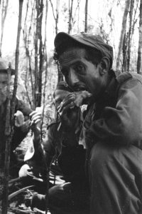 Inheemse militairen eten ananas, Bestanddeelnr 187-5-3