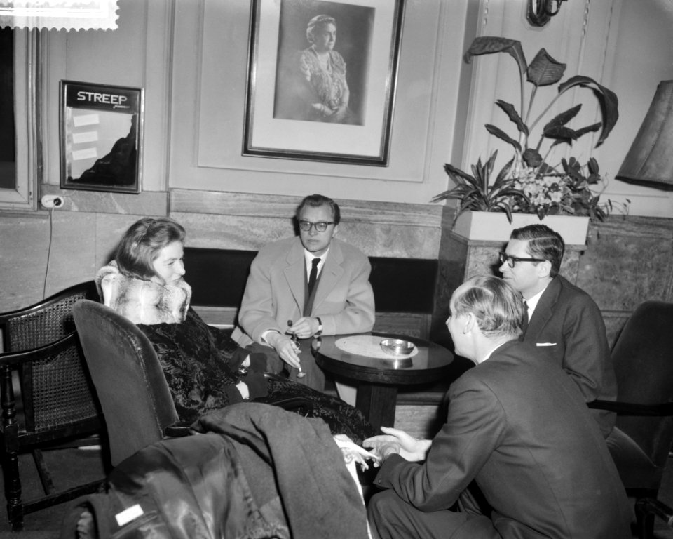 Ingrid Bergman en haar man Lars Schmidt in Amsterdam Persconferentie in hotel, Bestanddeelnr 910-9936