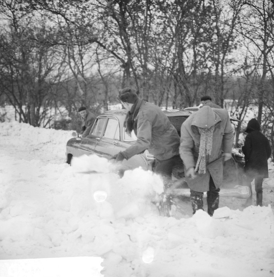 Ingesneeuwde autos, mensen bezig met uitgraven, Bestanddeelnr 914-6685