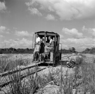 Ingenieurs op een smalspoorlocomotief bij het inspecteren van de mijngebieden, Bestanddeelnr 252-6529