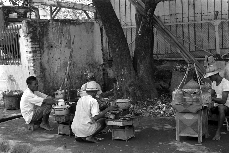 Indonesie, Djakarta, kampong met mensen, Bestanddeelnr 924-8604