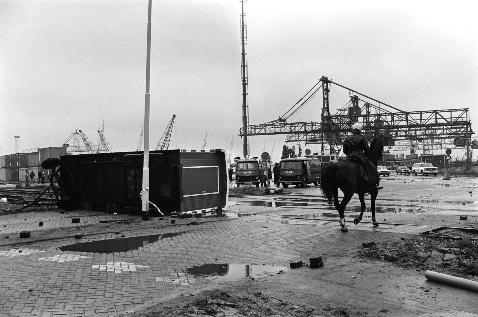 Ingrijpen van de politie (Mobiele Eenheid) politieman te paard op het terrein v, Bestanddeelnr 930-4500