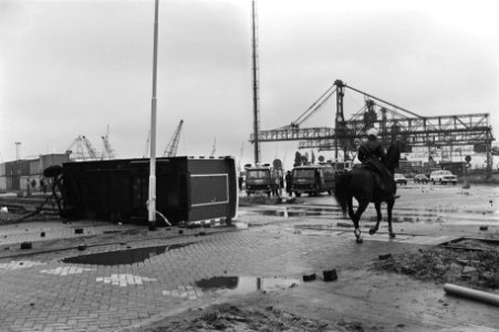 Ingrijpen van de politie (Mobiele Eenheid) politieman te paard op het terrein v, Bestanddeelnr 930-4500